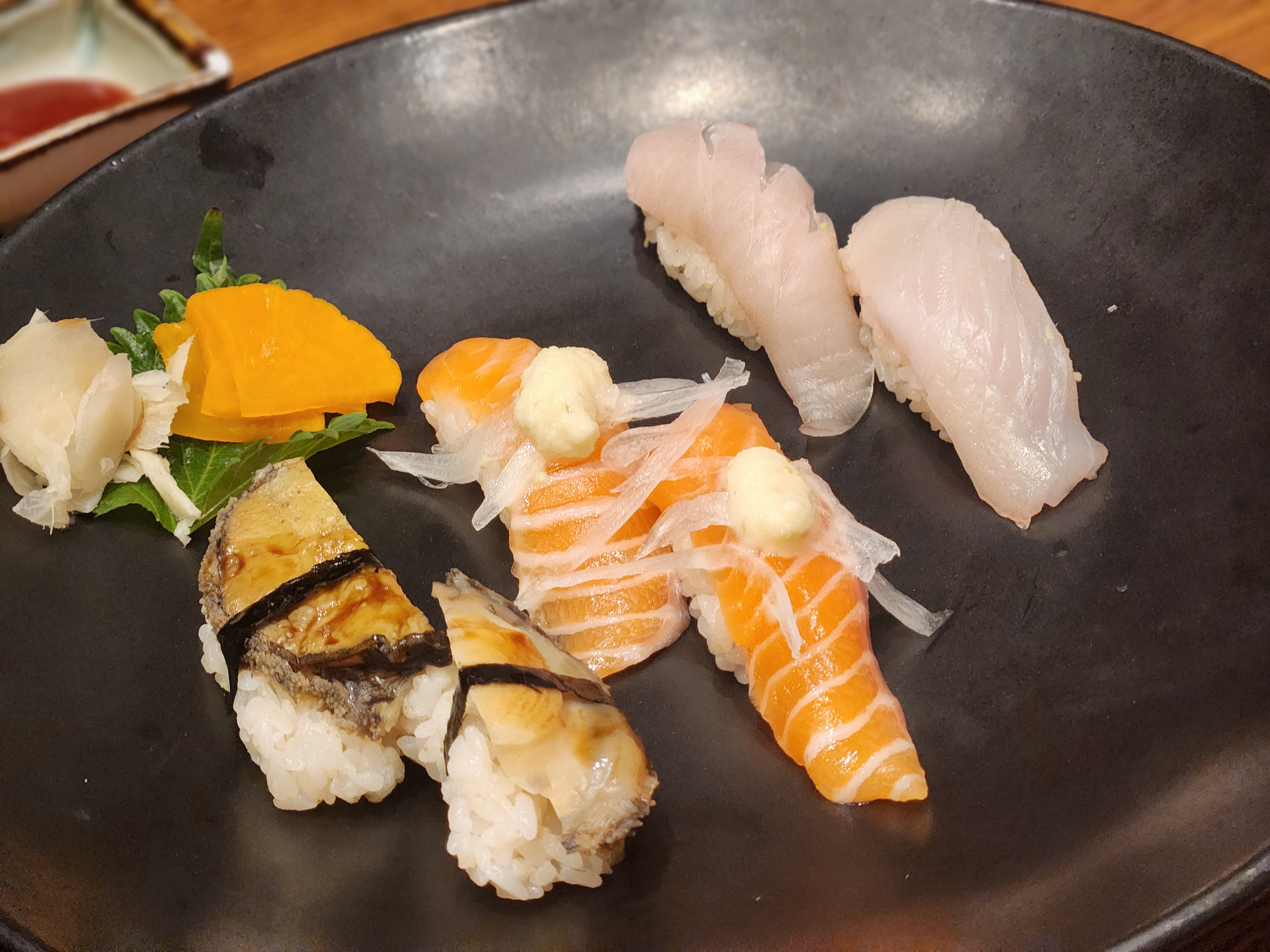 가매일식 점심 코스의 스시 플레이트, 광어·연어·전복 스시가 정갈하게 담긴 접시