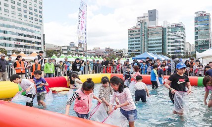 맨손으로 활어잡기