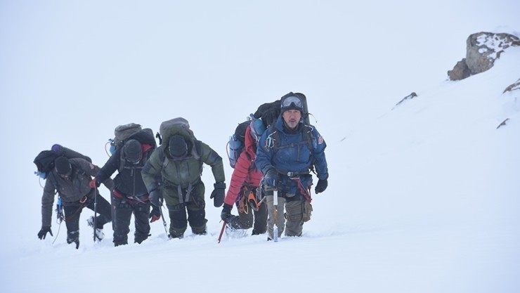 에베레스트를 오르는 사람들의 모습