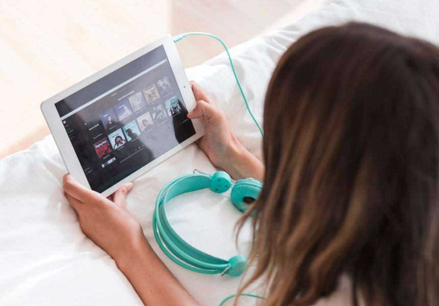 노트북으로 넷플릭스를 시청하는 모습