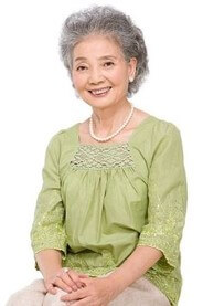 다소곳이-앉아-인자하게-웃고있는-할머니