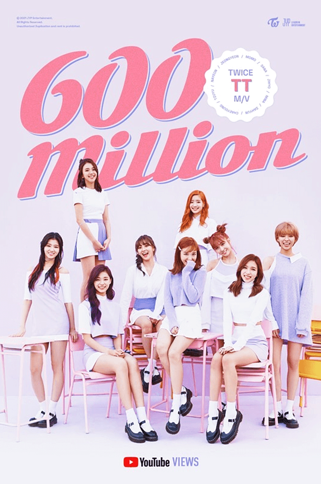 트와이스-멤버들이-모여서-있는-장면