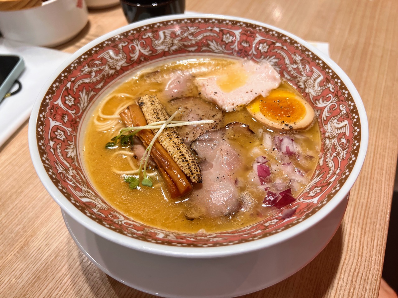 한국인 입맛에 맞춘 닭육수 베이스의 마츠도 미소라멘