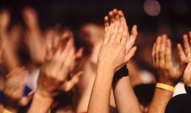 박수-치는-사람들