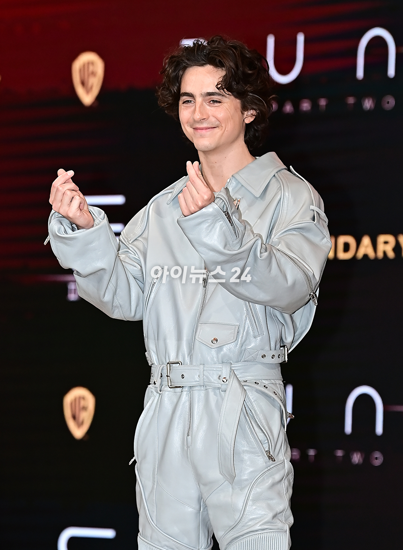 배우 티모시 샬라메가 21일 오후 서울 여의도 콘래드서울호텔에서 열린 영화 &#39;듄: 파트2(드니 빌뇌브 감독)&#39; 내한 프레스 컨퍼런스에서 기념촬영을 하고 있다. [사진=곽영래 기자]