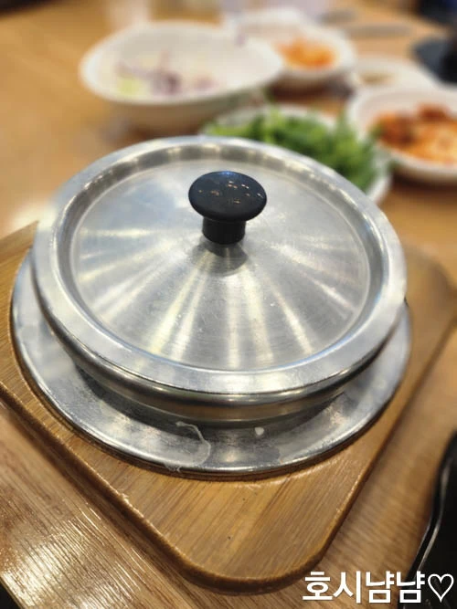 남원추어탕 갓 지은 돌솥밥 준비