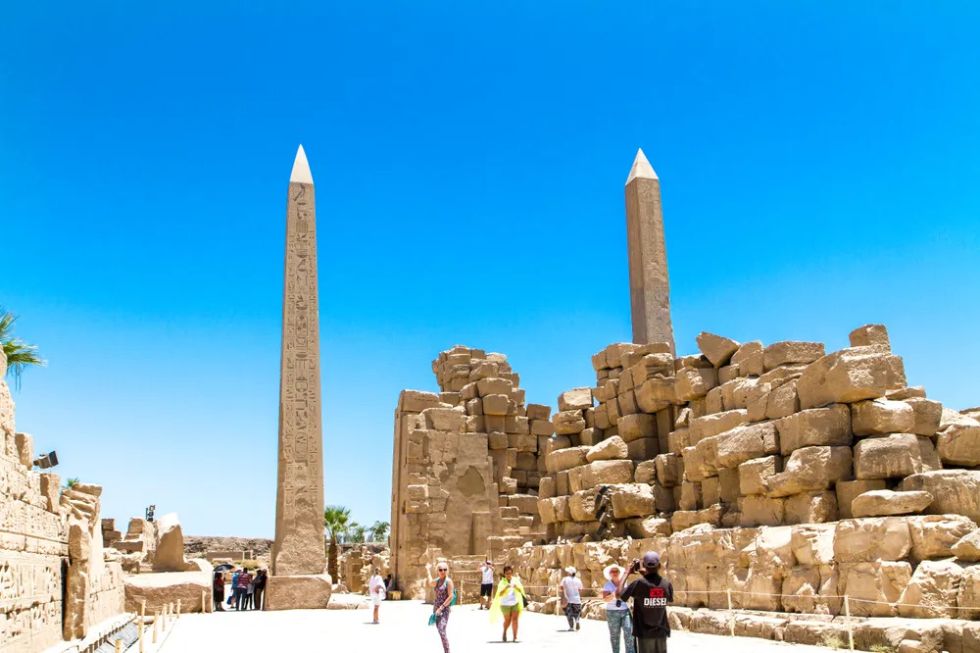 카르낙 신전 내에 세워진 두 개의 고대 이집트 오벨리스크. 왼쪽은 하트셉수트 여왕&amp;#44; 오른쪽은 투트모세 1세의 것으로 알려져 있다. 