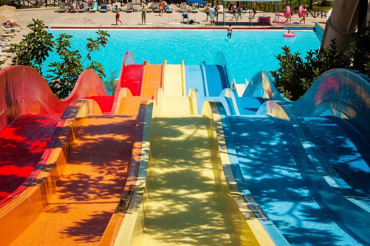 워터파크-야외수영장-빨주노초파-무지개색-미끄럼틀