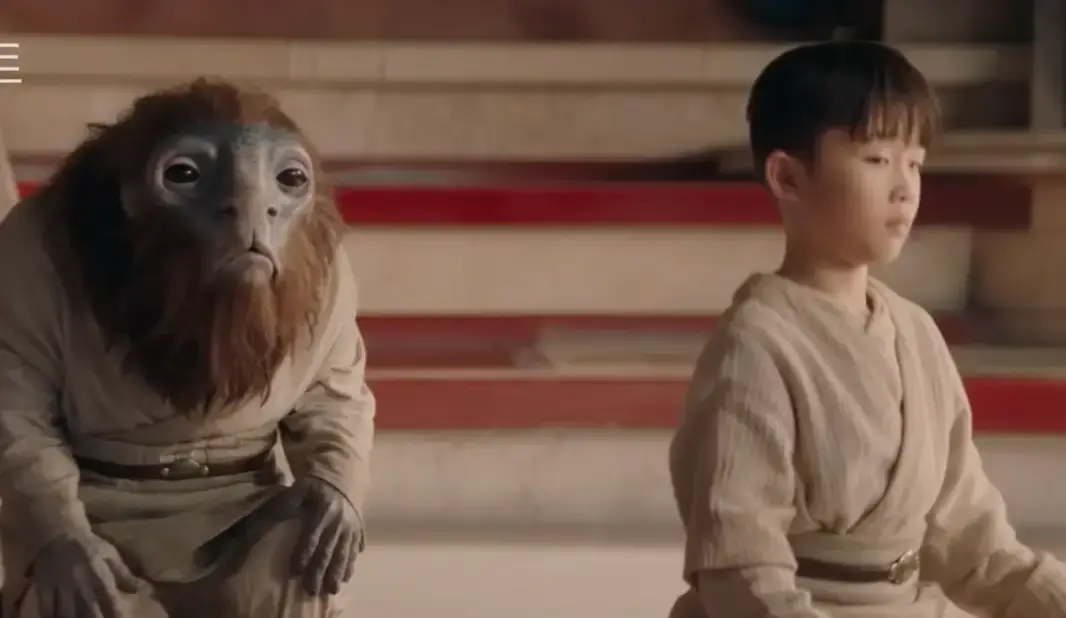 눈을 감고 명상하고 있는 흰 도복을 입은 외계인과 동양어린이