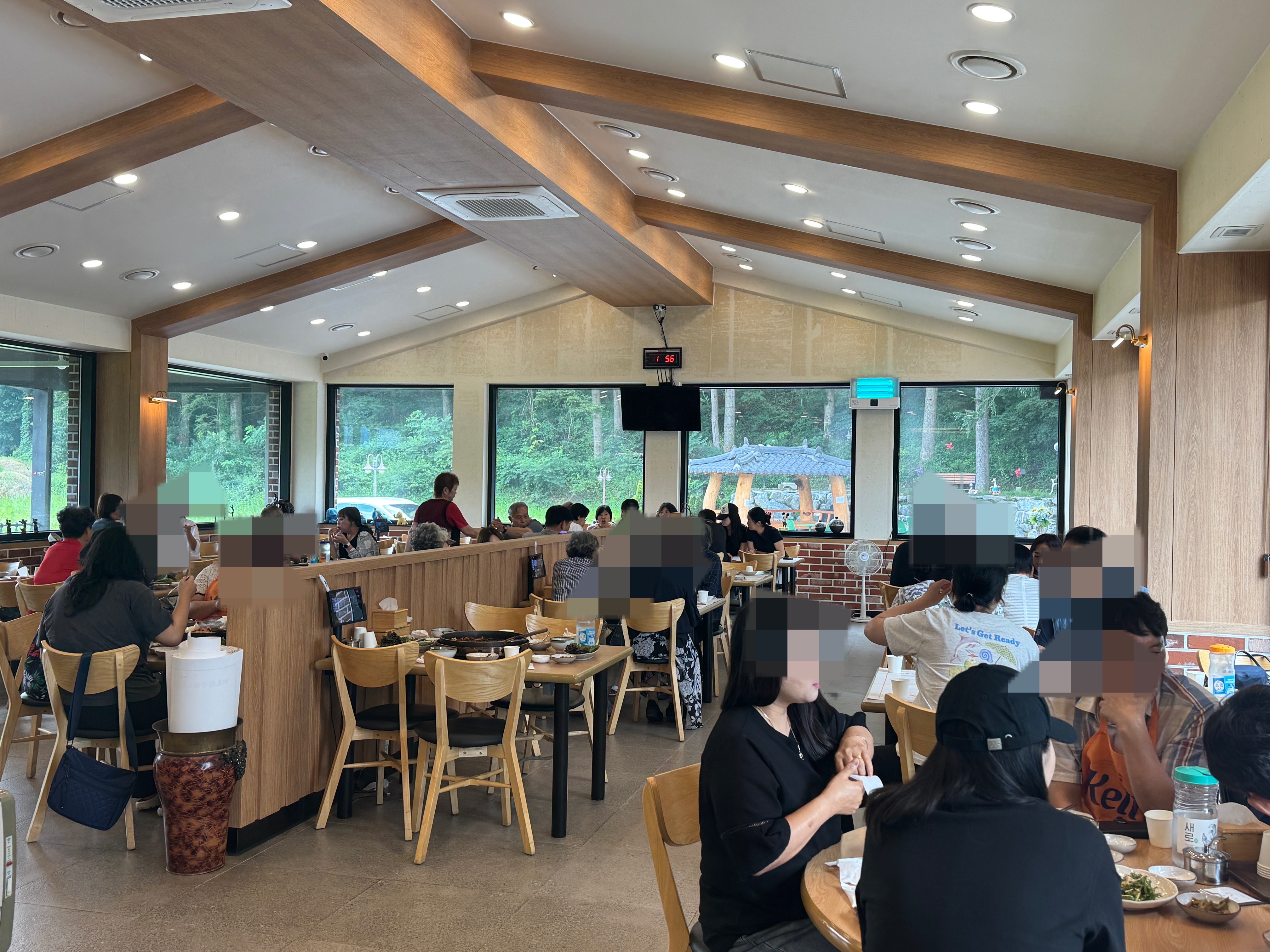 송정 닭갈비 내부 전경. 창가 쪽까지 손님으로 가득 차 있으며&amp;#44; 가족 단위와 어르신 손님들이 식사를 즐기고 있다. 