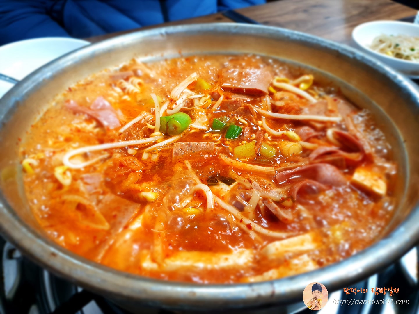 라면사리 넣고 조금 더 끓인 부대찌개