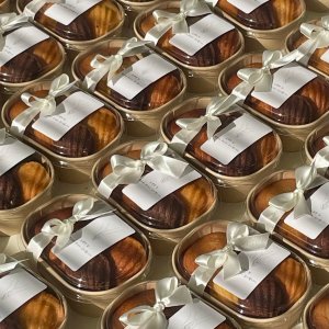 휘낭시에가 상자에 담긴 사진