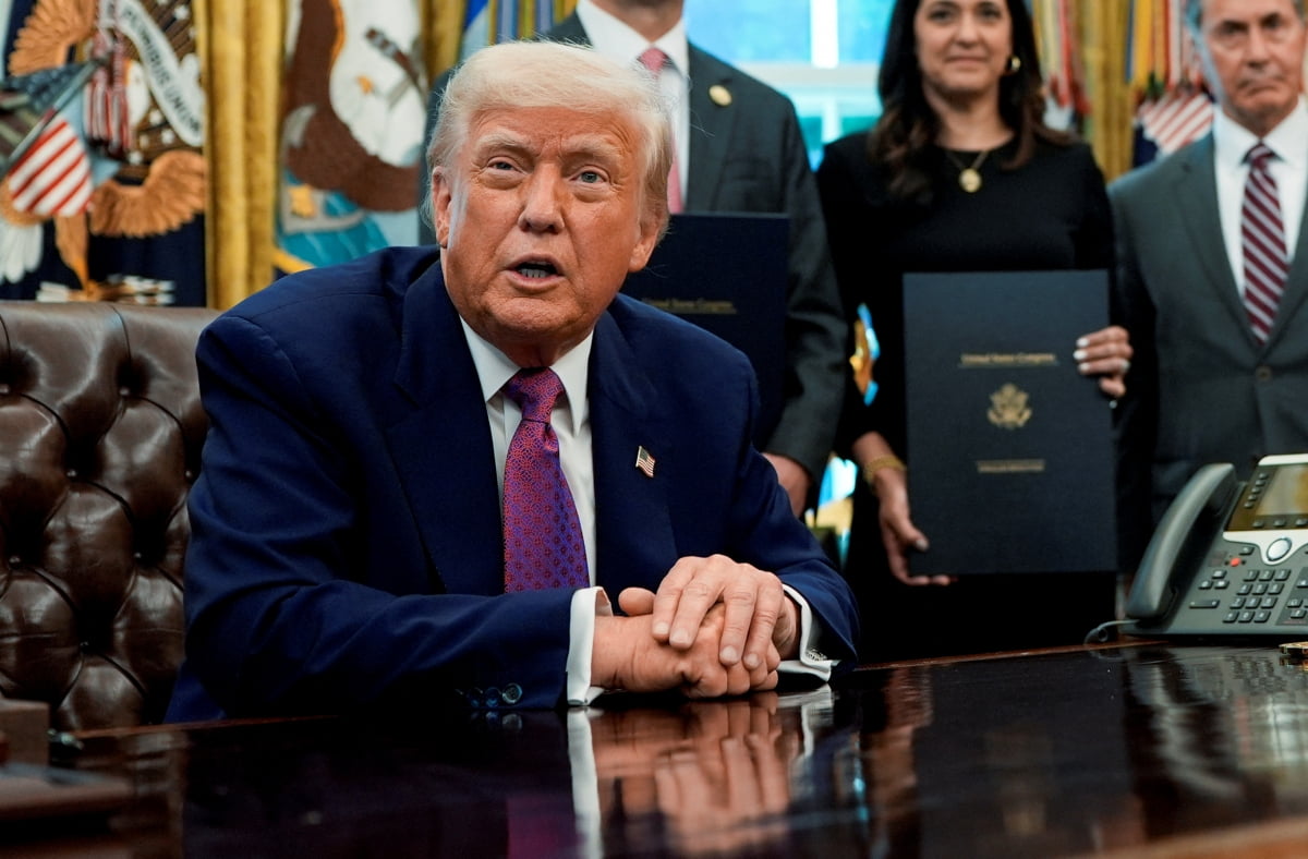 5월 9일(현지시간) 백악관 집무실에서 열린 행정명령 서명식 도중 도널드 트럼프 미국 대통령이 상호관세에 대해 발언하고 있다.