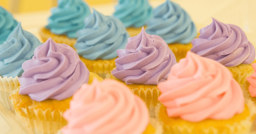 여러개의 컵 케이크가 놓여 있다