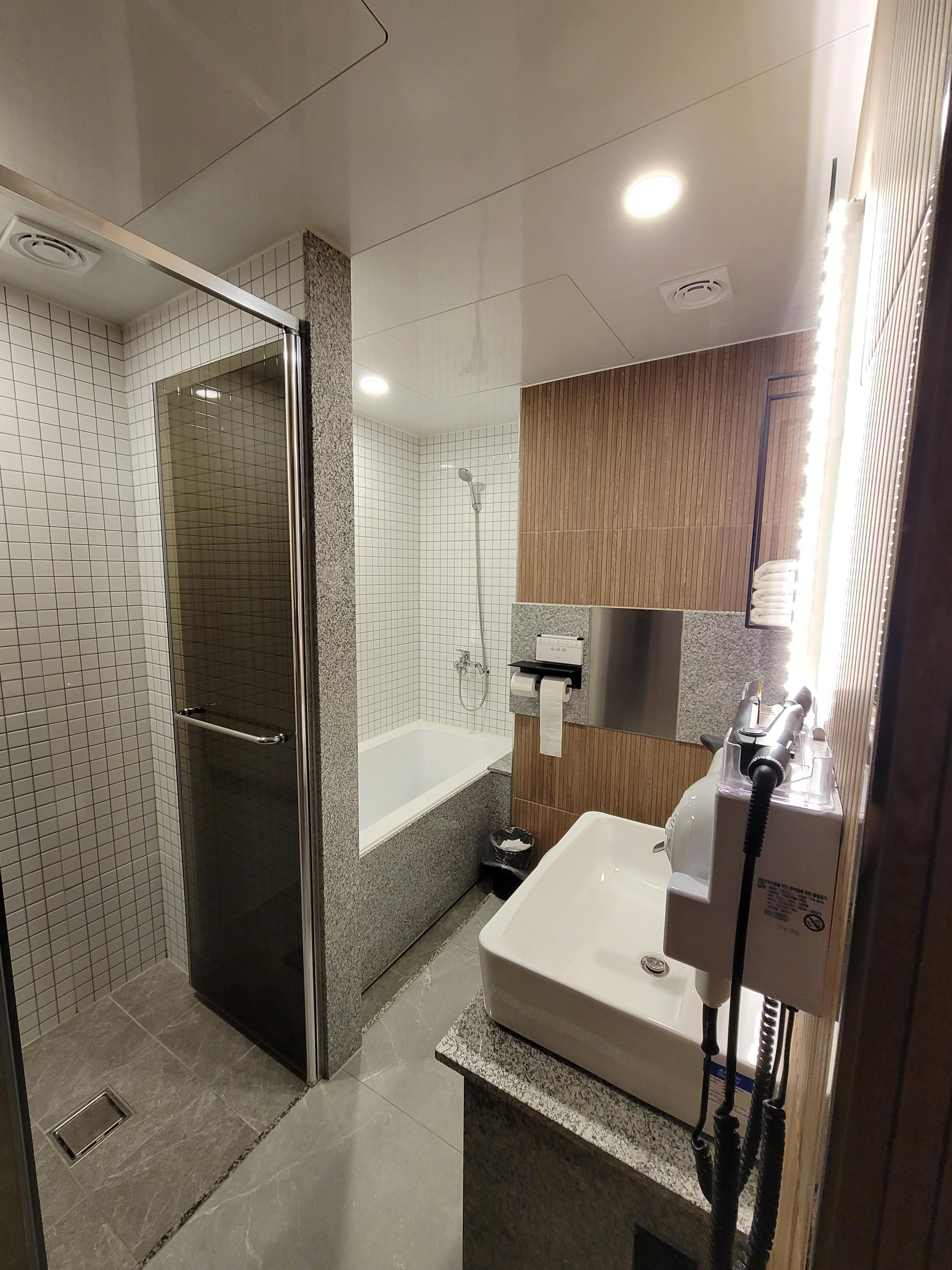 아산 로지호텔 욕조와 화장실 모습