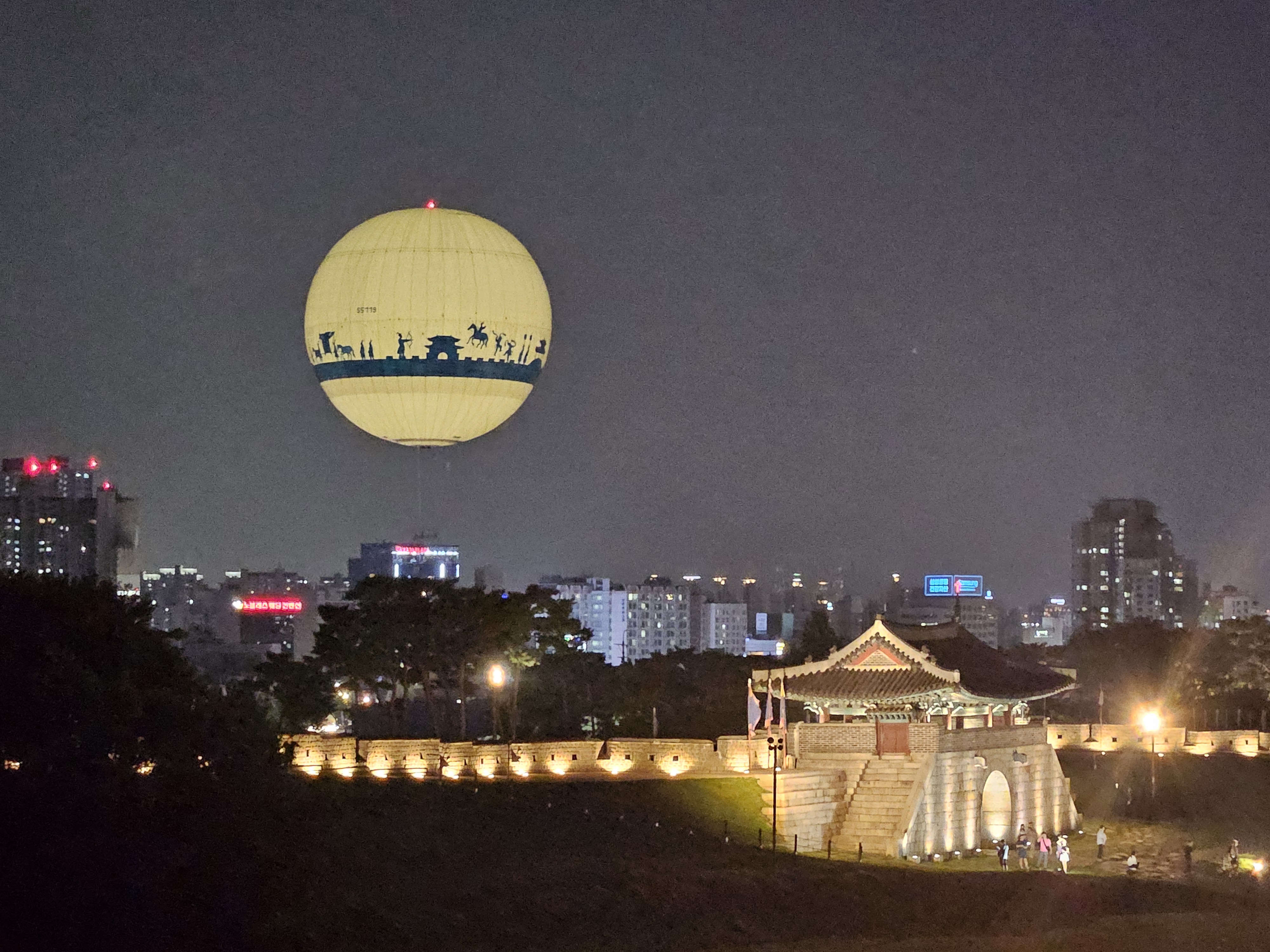 성곽길과 플라잉 수원