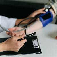 혈압을-재는-사람-사진