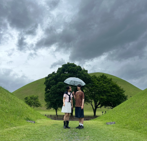 대릉원 포토스팟에서 사진찍는 모습