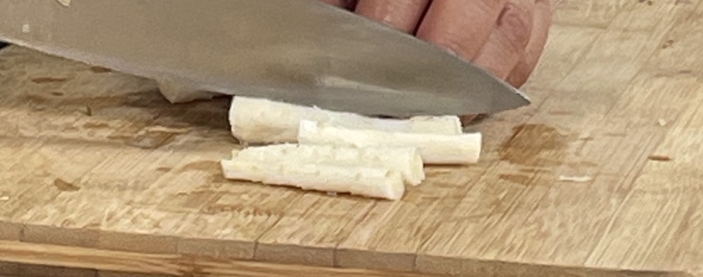 한식조리기능사 실기시험 준비 - 더덕구이 - 더덕 재단하기, 반으로 가르기