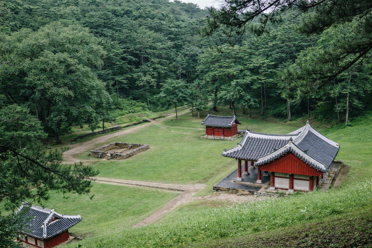 영월-청령포-단종묘를-언덕-위에서-찍은-사진