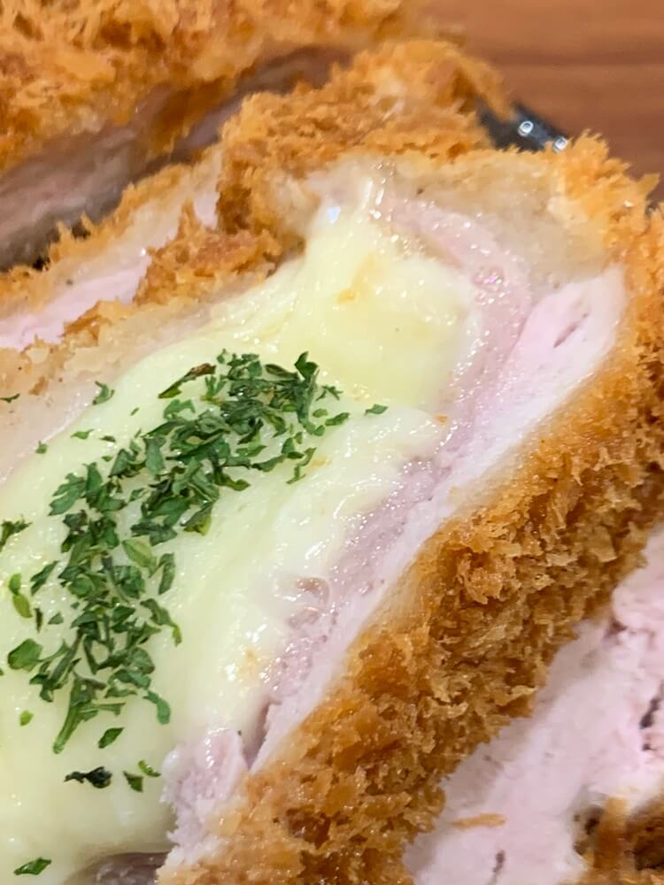 고기에서 육즙이 보이는 치즈카츠