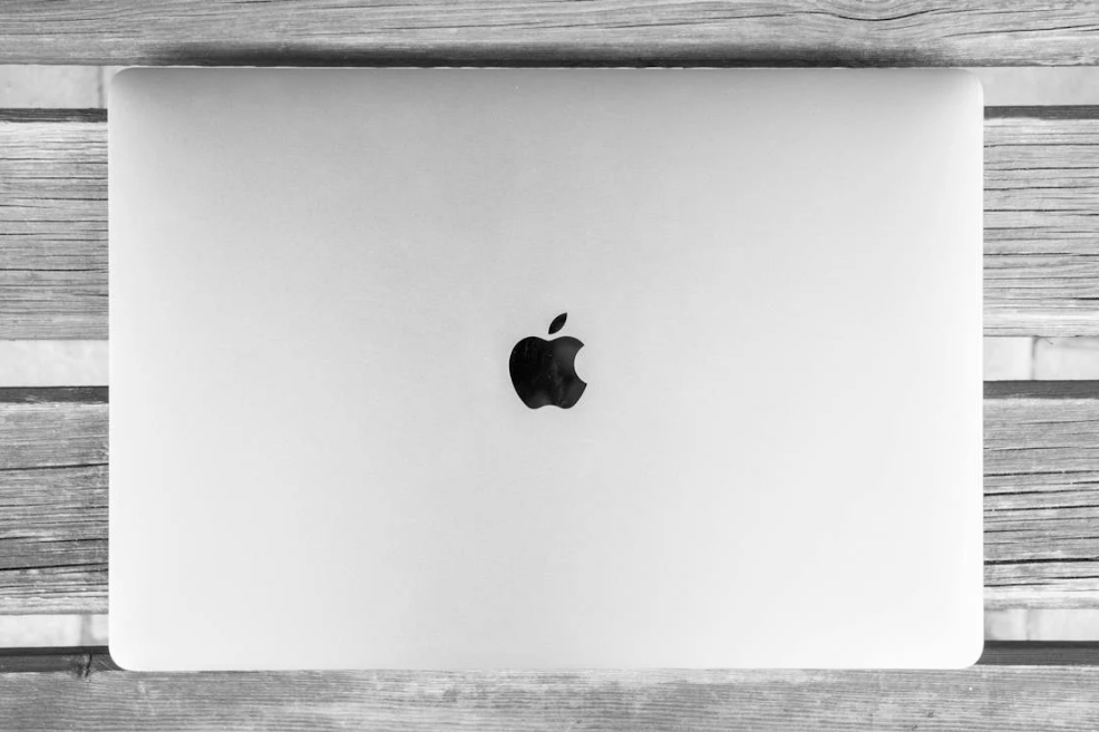 애플은 아이폰의 성공에도 불구하고 혁신적인 제품 라인과 디자인으로 소비자들을 계속해서 사로잡고 있다