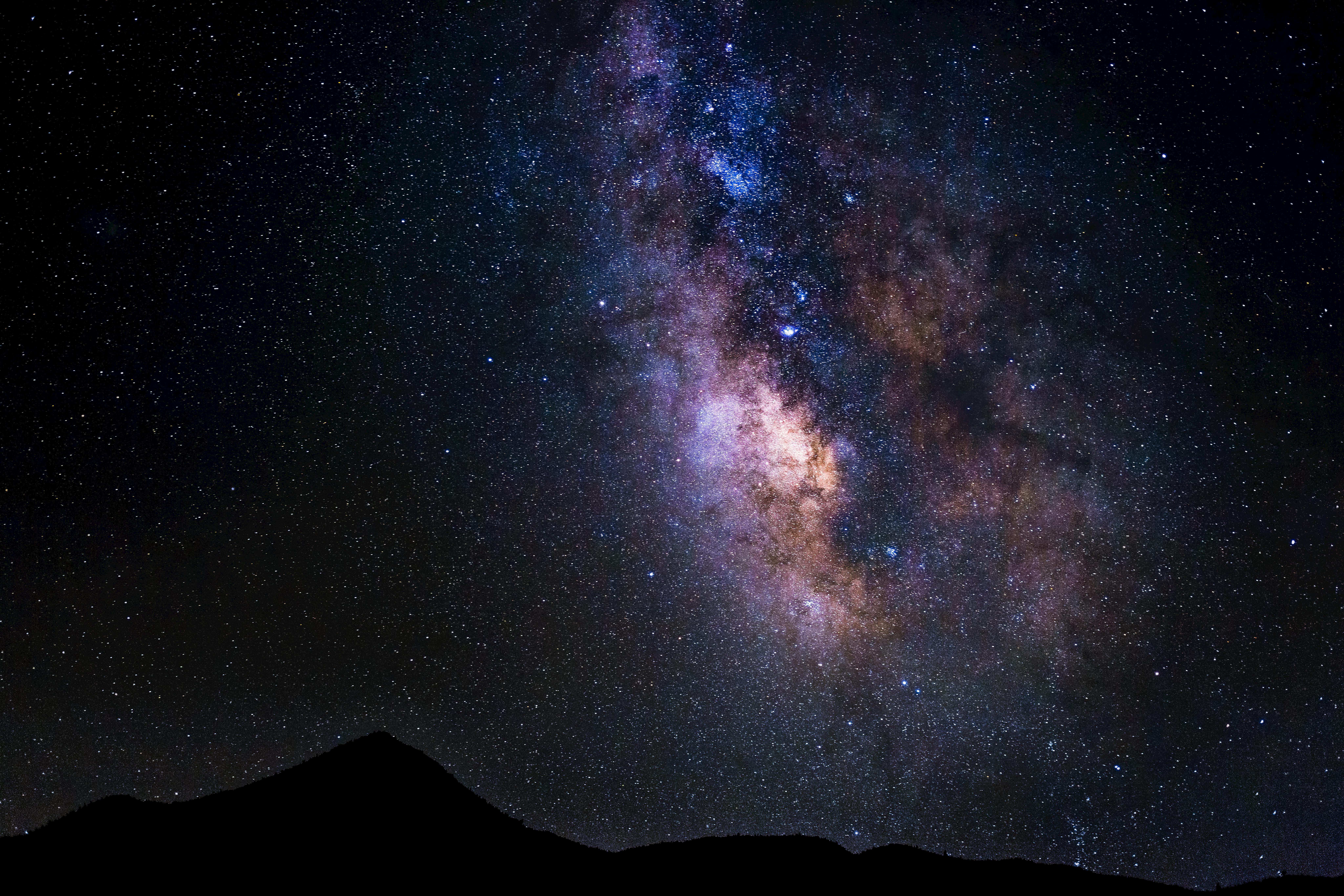 사고로 파손된 차가 많아 보이는을 상징하는 이미지