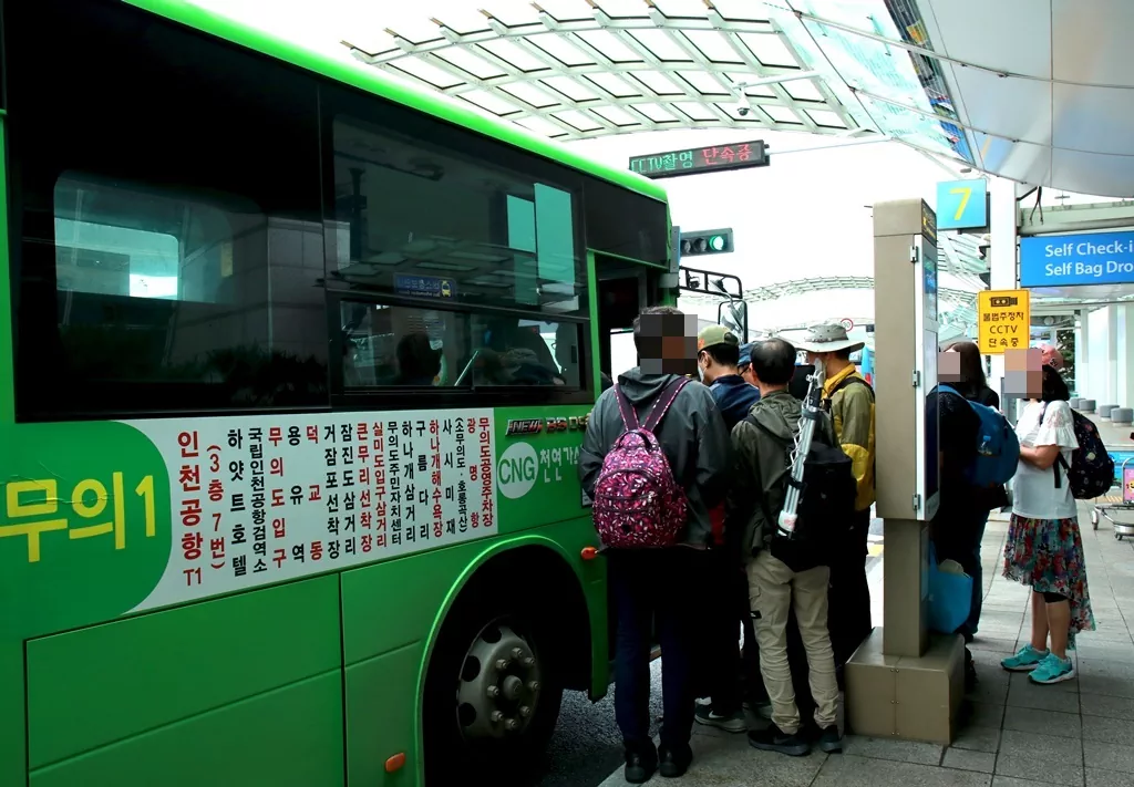 인천공항에서 무의도로 향하는 무의 1번 버스 탑승