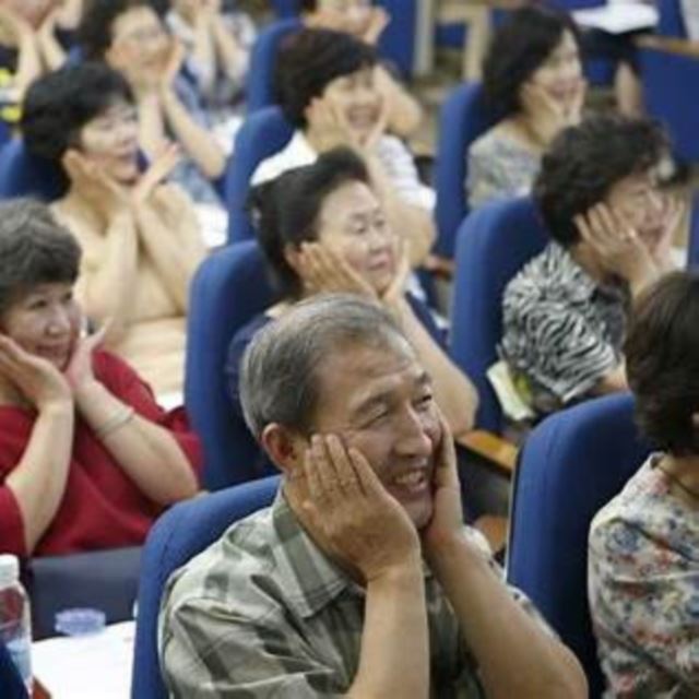 노인들이 강당에서 모임을 가진 장면