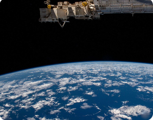 국제우주정거장이 지구 궤도를 돌며 우주에 떠있는 모습