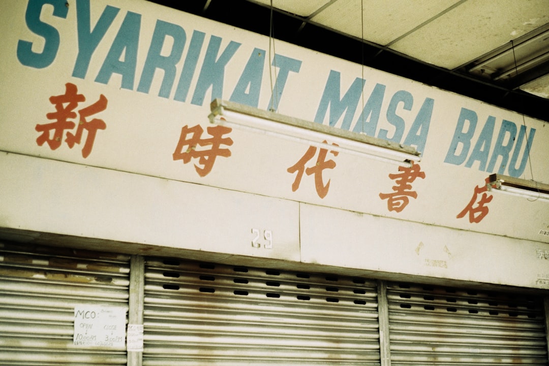 억까의 핵심 명사는 bias입니다.