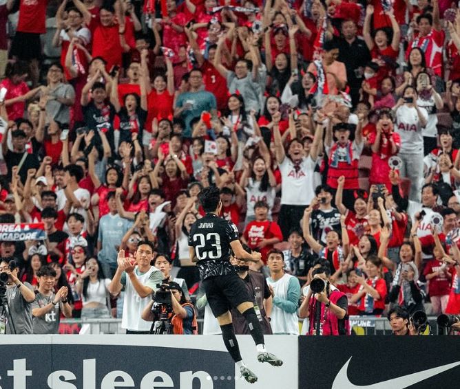 환호하는-관중들