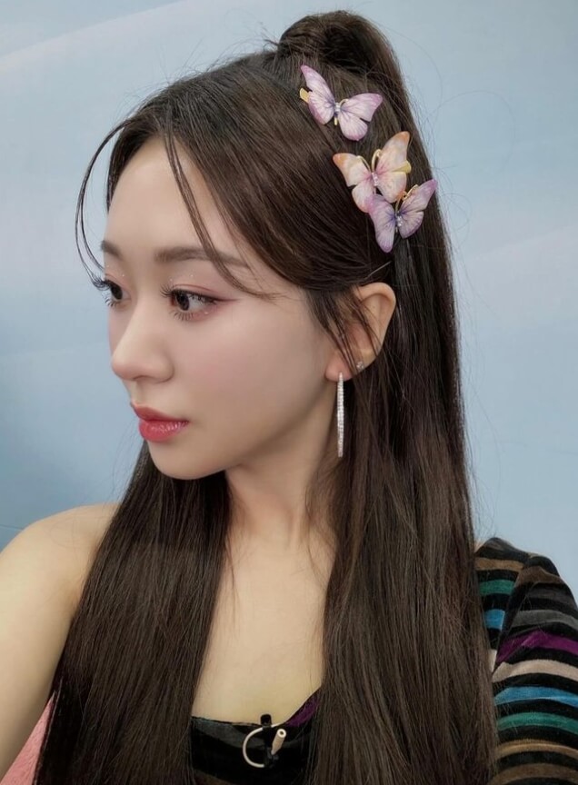 귀걸이와머리띠를착용한-긴머리여성의모습