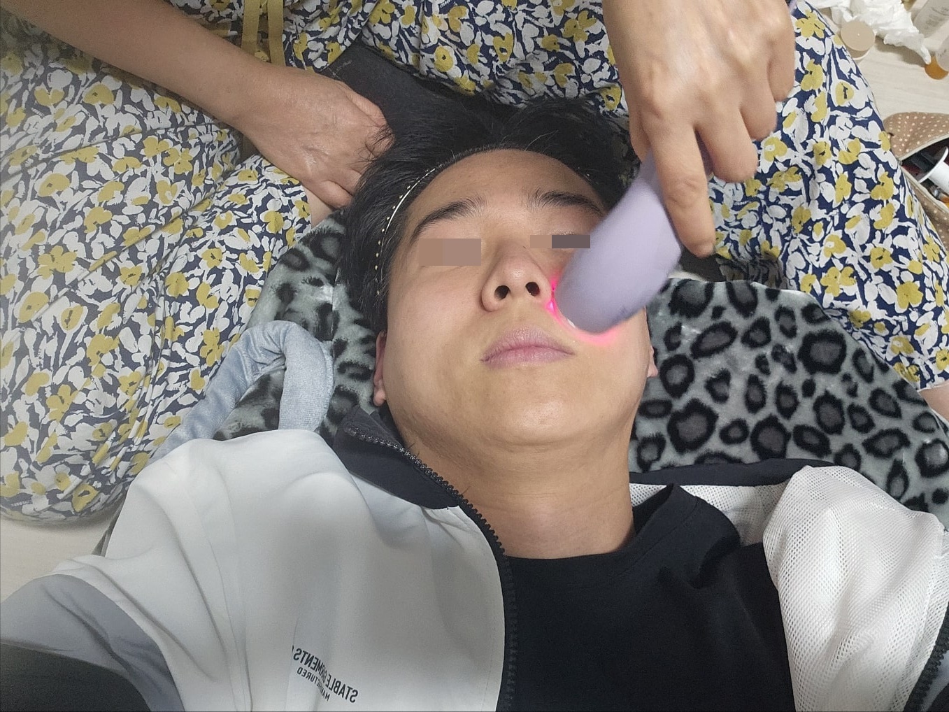 얼굴-마사지-하는-장면