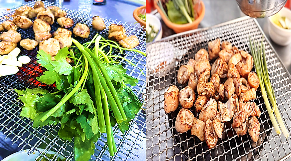 진해숯불막창의 돼지막창이 쪽파와 참나물과 함께 석쇠 위에서 구워지는 모습