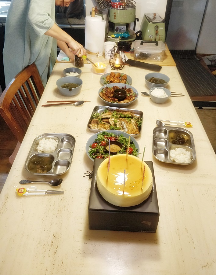 아이들 생일잔치에 음식을 가득 담은 식탁과 레인지장