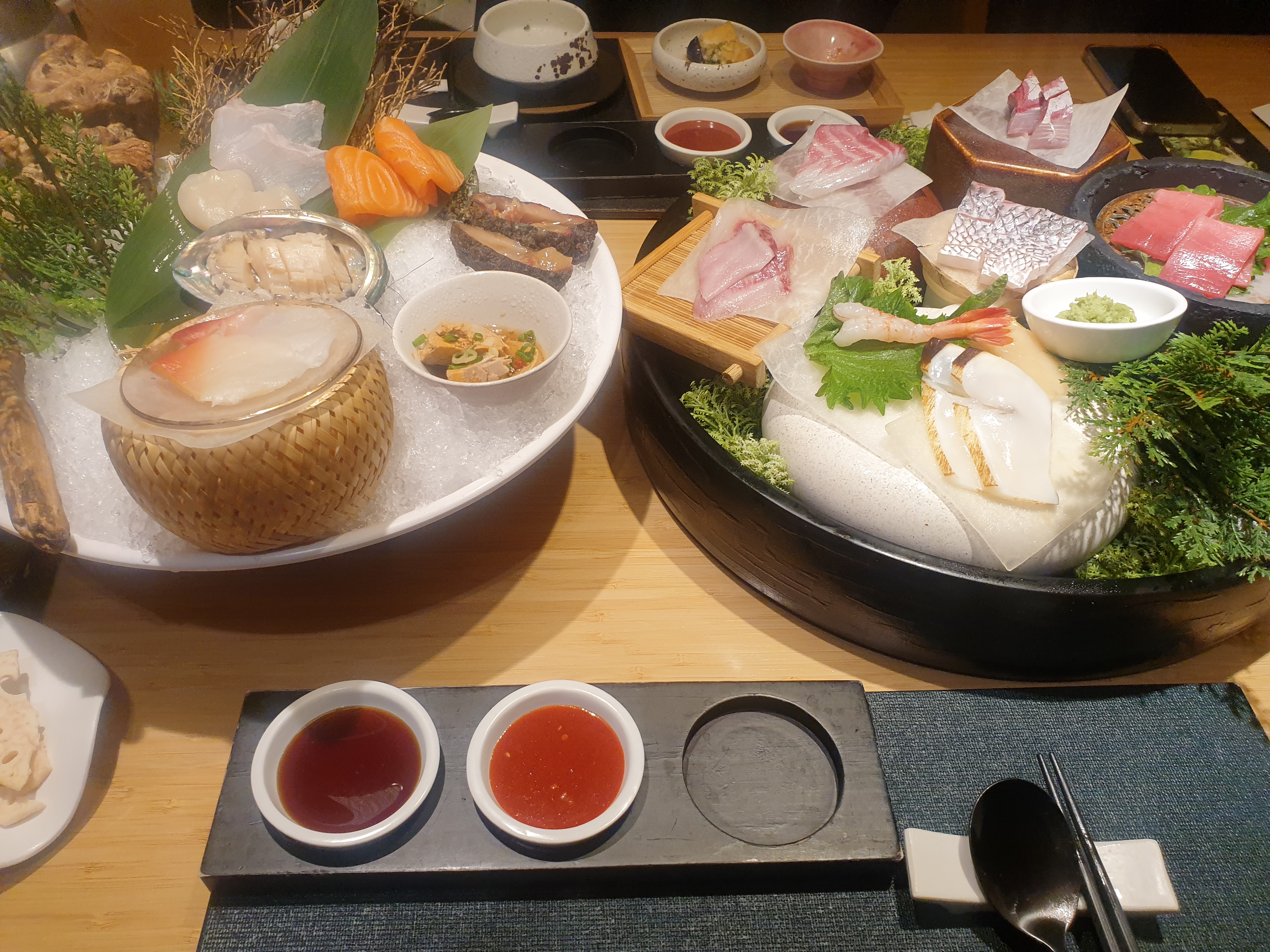 사시미,를 비롯한 테이블 요리 사진