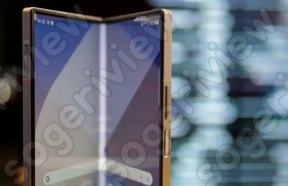 부분적으로 열린 삼성 갤럭시 Z 폴드 6