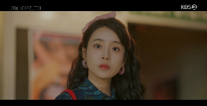 분홍색 머리띠를 차고있는 모습