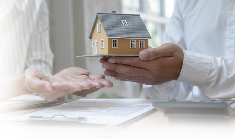 주택모형을 상대에게 주는 모습