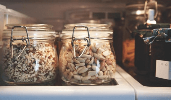 알파-리놀렌산이풍부한음식사진유리병두개