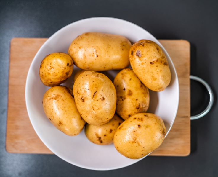싱싱한 감자들이 한 그릇 안에 가득 담겨져 있다.