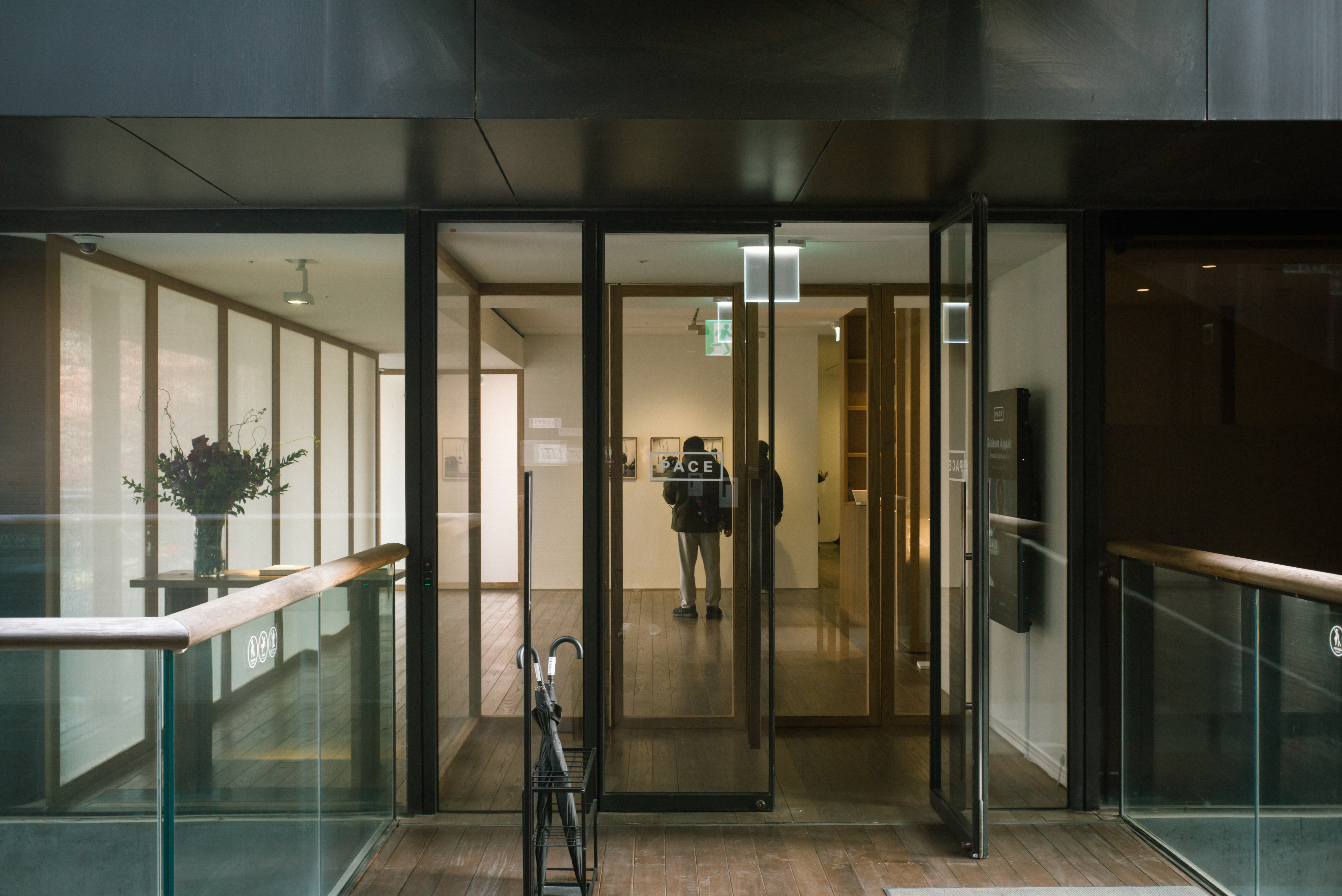 동일하게 야외에서 전시장 안을 찍은 사진. 역시, 암부를 중심으로 노이즈가 균일하게 깔려있다.