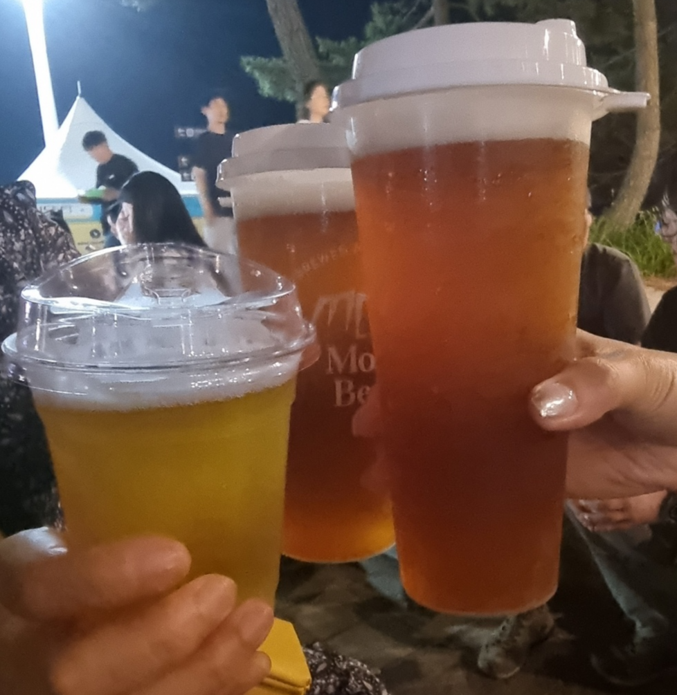 저녁시간에 3잔의 수제맥주를 들고 서로 잔을 마주치는 모습이다.