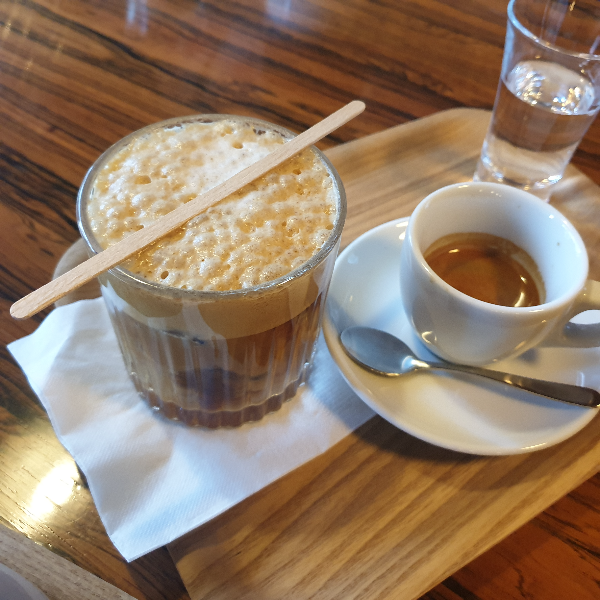 푸글렌 서울(Fuglen Seoul), 노르딕 커피를 맛볼 수 있는 상수역 카페_샤케라토 라테와 에스프레소