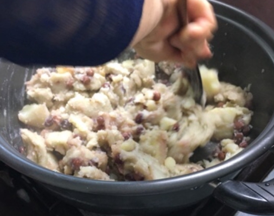 한국의 떡 종류 즘떡-다 익으면 주걱으로 섞어주면 됩니다