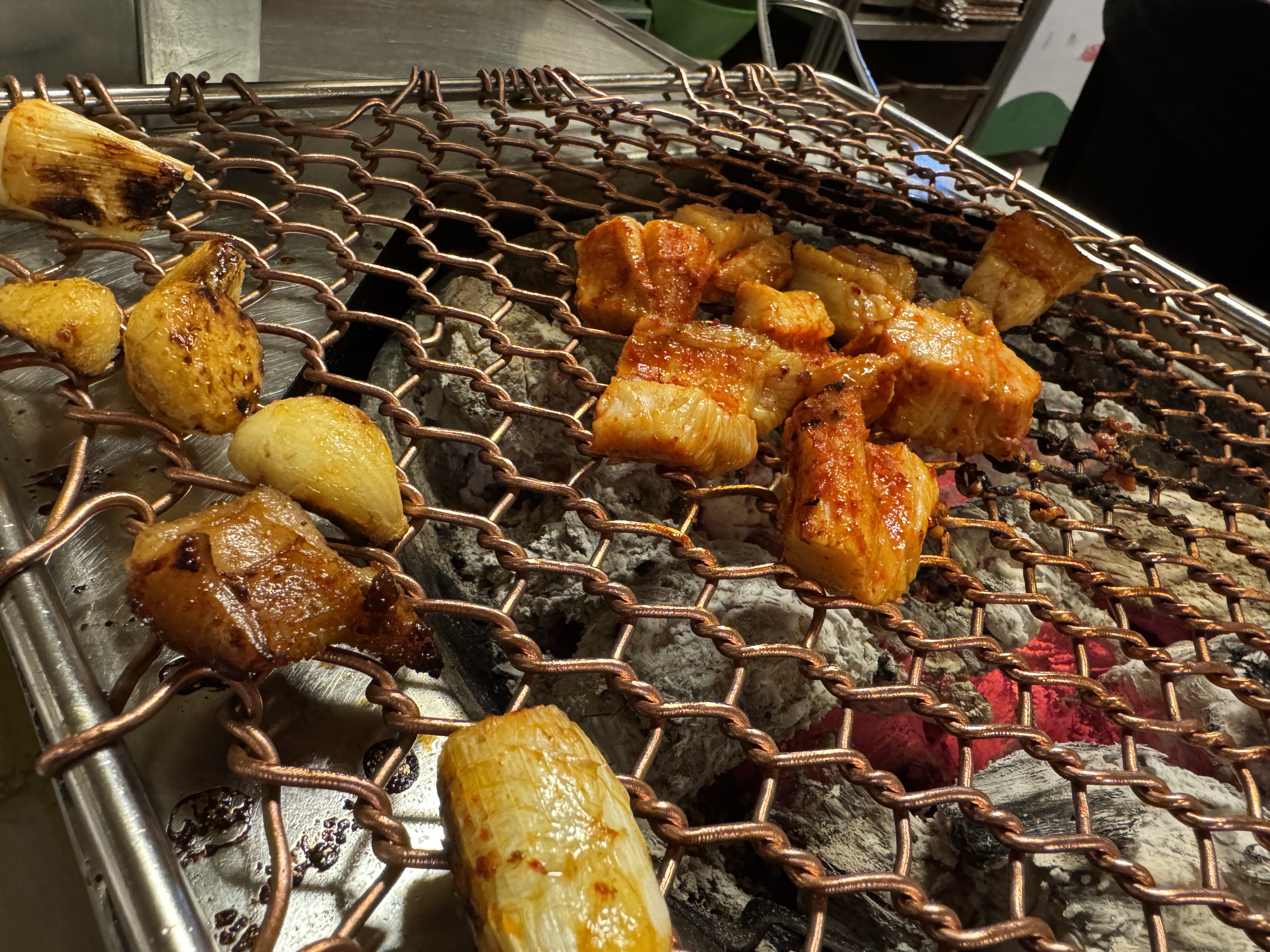 세광양대창 정자점에서 특양을 굽는 장면&amp;#44; 숯불 위로 노릇하게 익어가는 모습