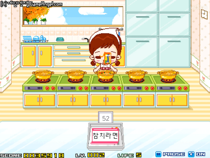 참치라면을-만들기-위해-참치캔-토핑을-라면에-넣는-화면