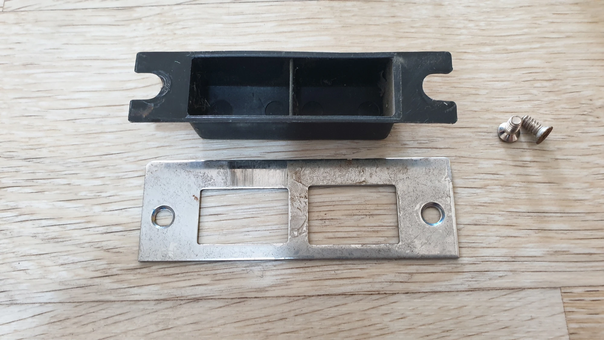 문틀 부품 뗀 모습