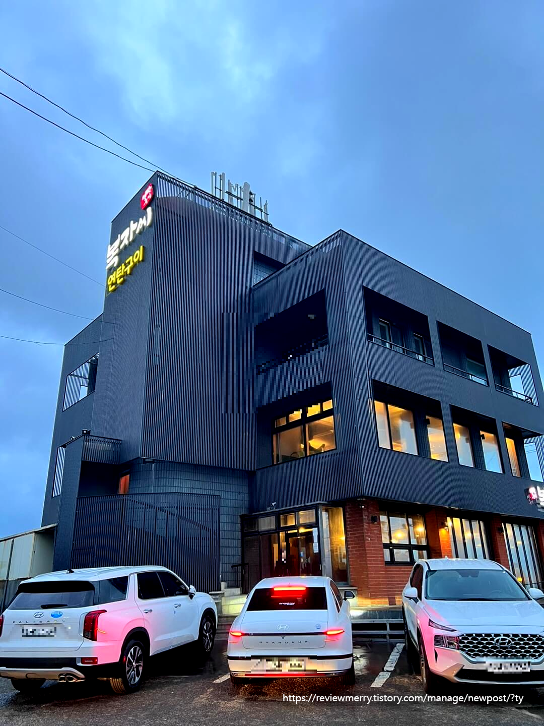 건물 앞 주차장